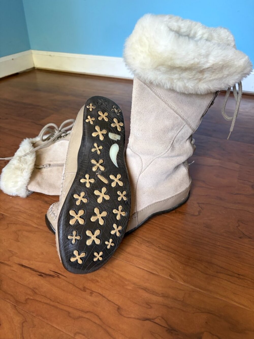 The North Face Women's Suede Primaloft Boots 9
